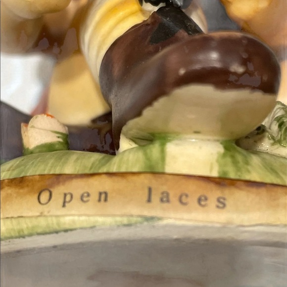 Arnart 5th Ave. Hand Painted 1554 "Open Laces" - Picture 11 of 11